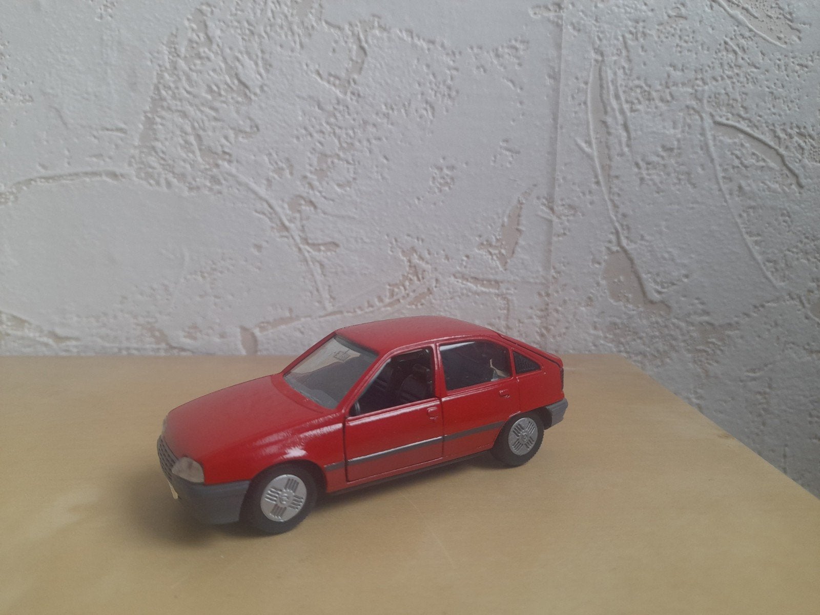 Opel Kadett E Hatchback rood Gama 1:43 (incl ovp), Hobby en Vrije tijd, Modelauto's | 1:43, Ophalen of Verzenden, Zo goed als nieuw