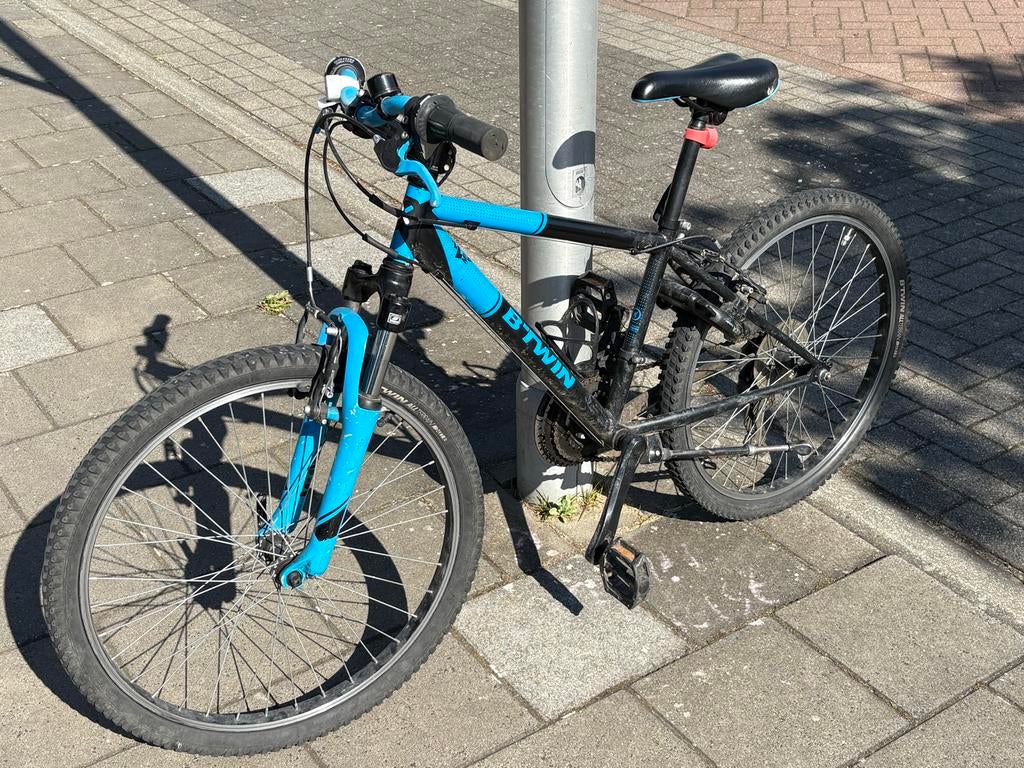 B'Twin Mountainbike - Zwart/Blauw, Ophalen, Gebruikt, Velgrem, 20 inch of meer