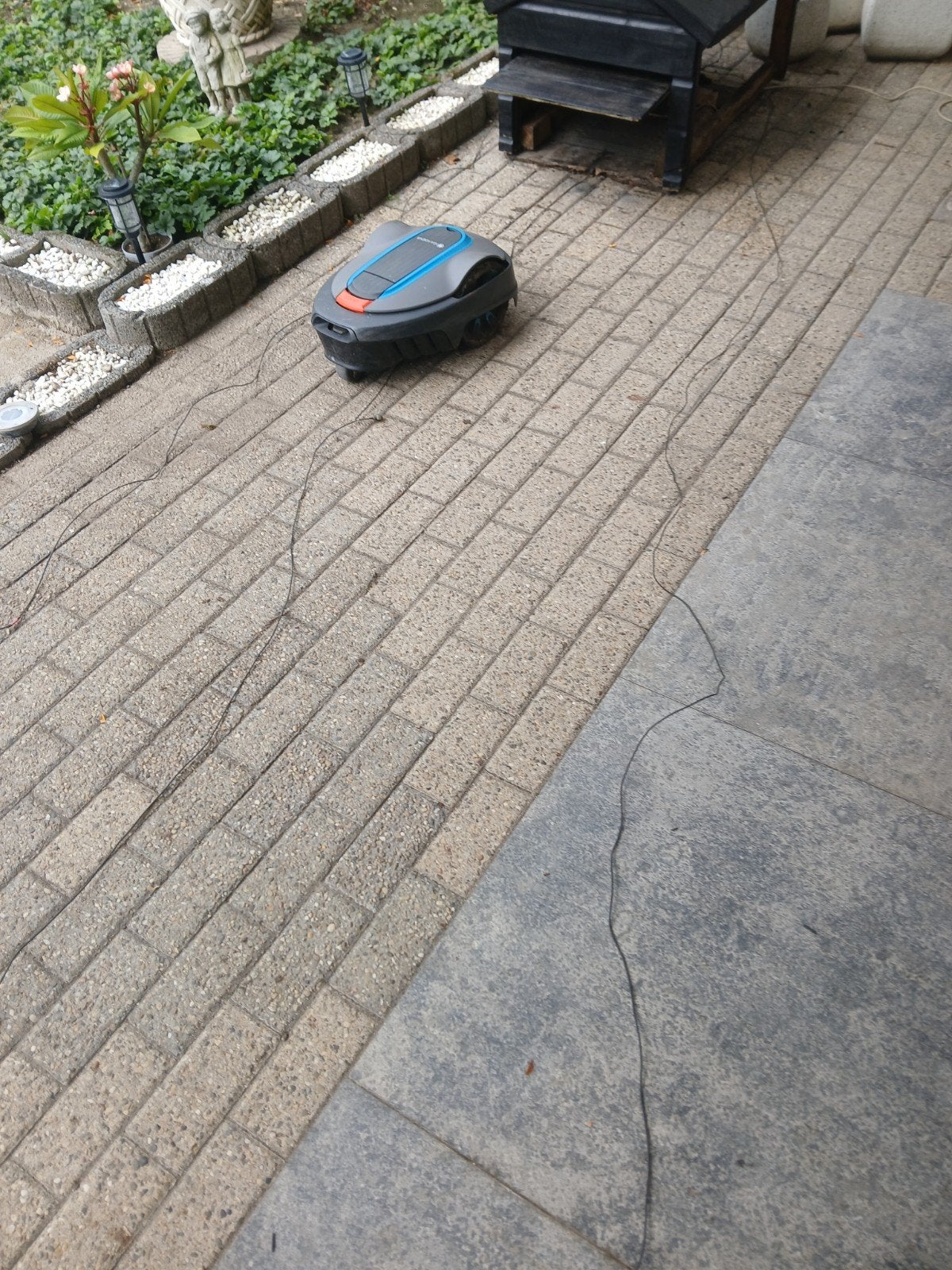 Gardena robotmaaier met garage en automatische deur, Tuin en Terras, Ophalen of Verzenden, Gebruikt, Accu-grasmaaier, Gardena
