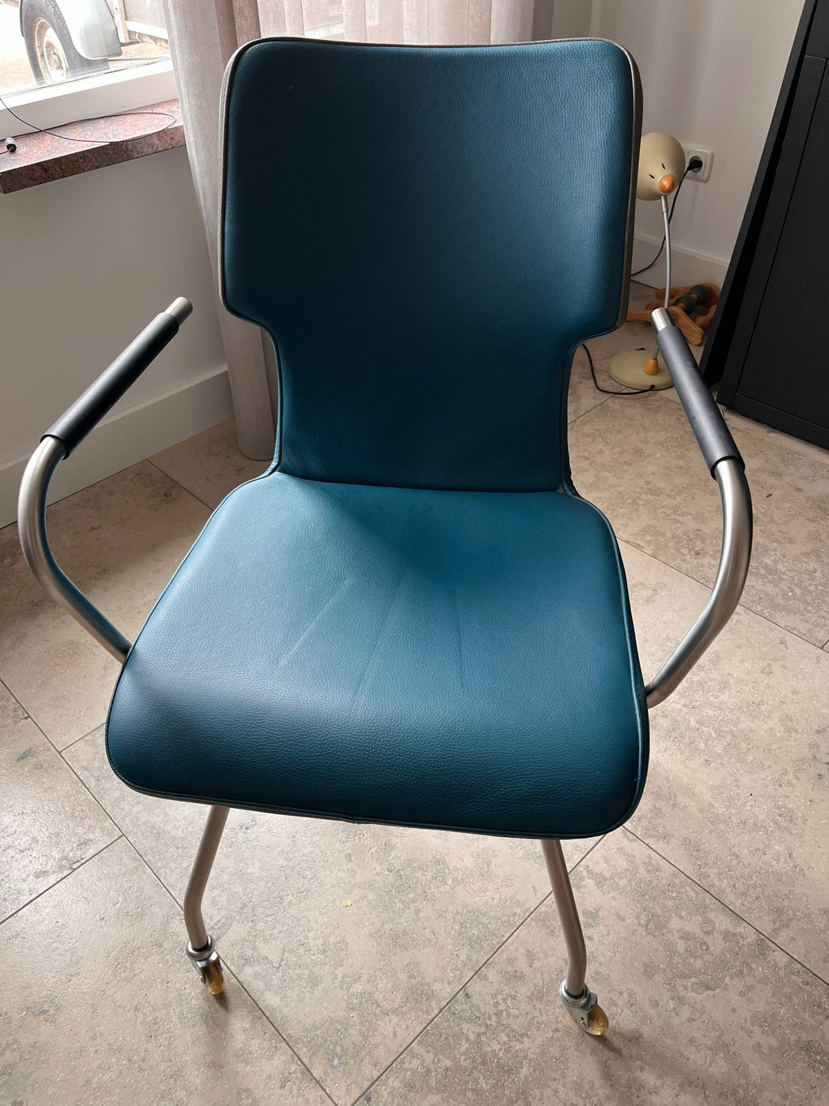 Moderne blauwe stoel met armleuningen en wieltjes, Ophalen, Gebruikt, Blauw, Metaal