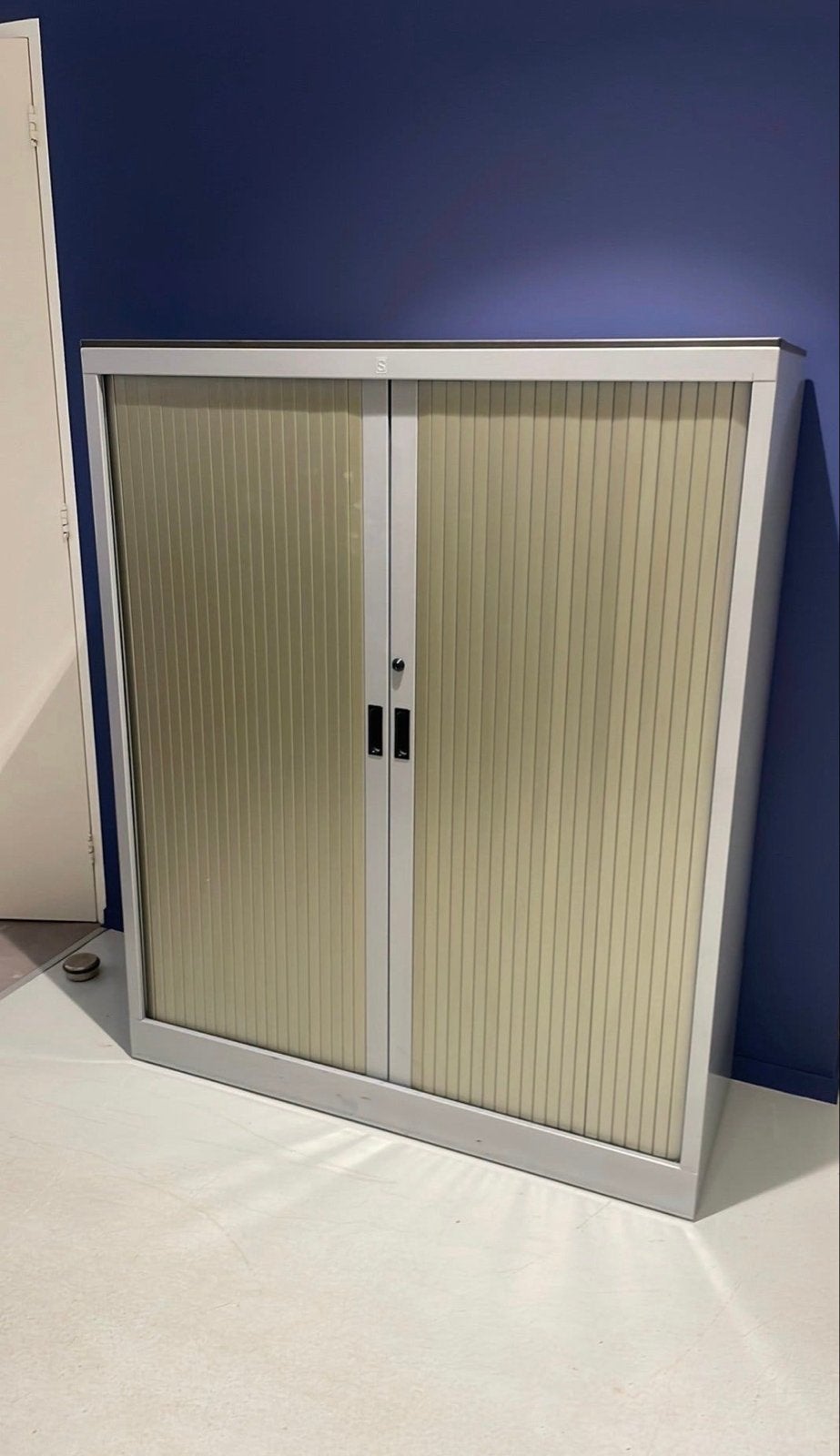 Metalen roldeurkast Grijs, Ophalen, Gebruikt, 100 tot 150 cm, Meerdere deuren