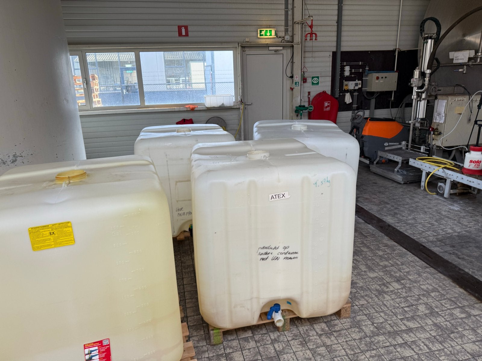 IBC-tanks (1000 liter) kunststof bakken, Ophalen