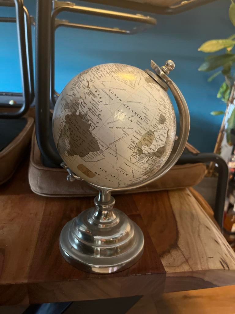 Draaiende Wereldbol - Decoratief en Educatief, 30 cm Hoog, Ophalen, Gebruikt