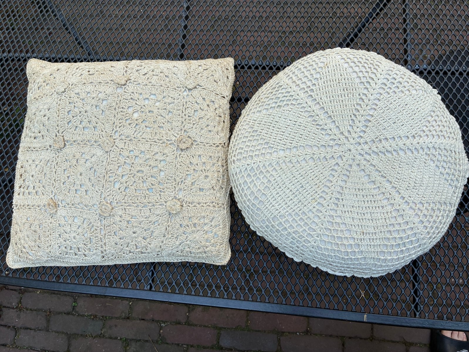 2 Vintage gehaakte kussens: vierkant en rond, Huis en Inrichting, Woonaccessoires | Kussens, Gebruikt, Beige, Vierkant, Ophalen of Verzenden