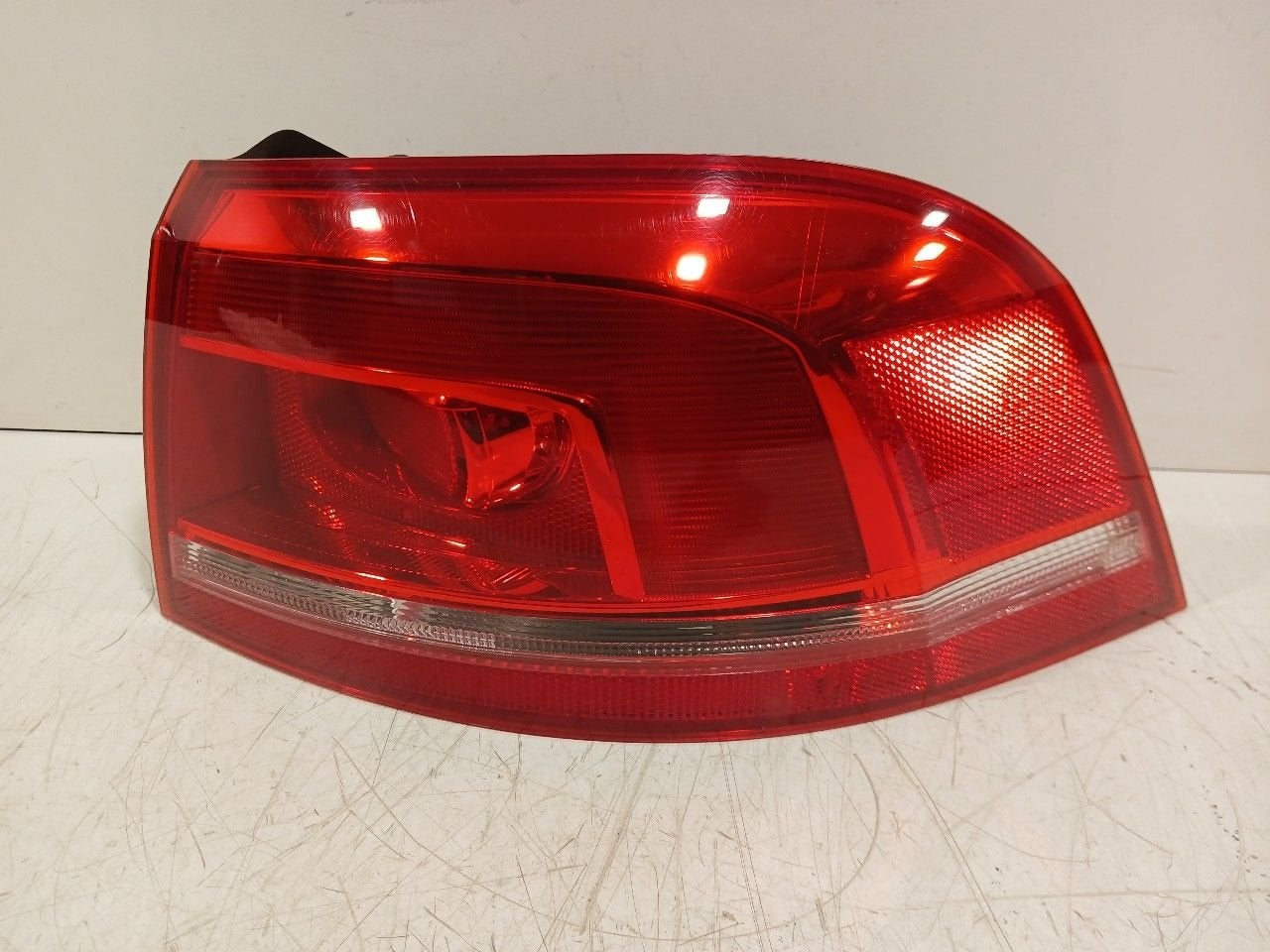 Achterlicht carrosserie rechts Volkswagen Passat, Onderdelen@venauto.nl, Van der Ven Autorecycling B.V., Gebruikt, Ettenseweg 76, 4706 PB Roosendaal, The Netherlands