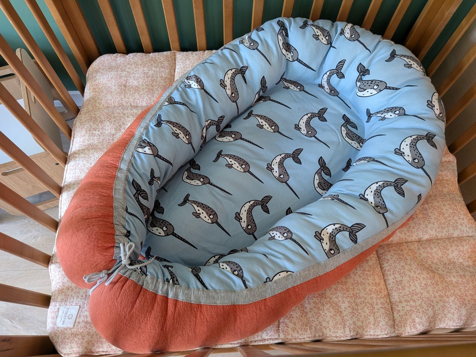 Babynestje met narwal print - Zo goed als nieuw, Ophalen, Zo goed als nieuw, Overige typen