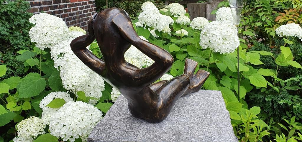 MAN RELAXEND / bronzen tuinbeeld, Tuin en Terras, Tuinbeelden, Nieuw, Info@huisentuindecoratiemarie.nl, Mensenbeeld, Huis en tuin decoratie marie