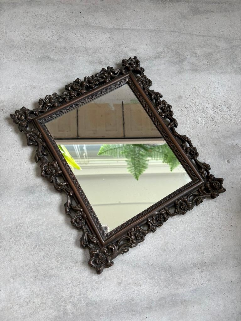 Vintage sierlijke wandspiegel barok stijl donkerbruin lijst, Minder dan 50 cm, Gebruikt, Ophalen of Verzenden, Minder dan 100 cm