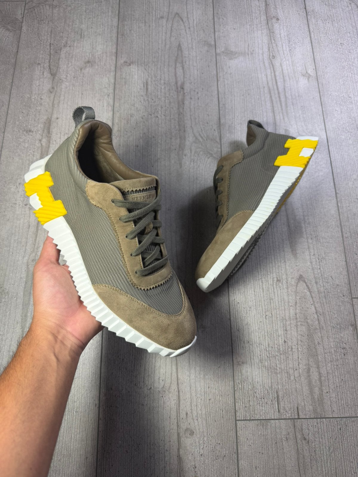 Hermes, Bruin, Ophalen of Verzenden, Sneakers of Gympen, Gedragen