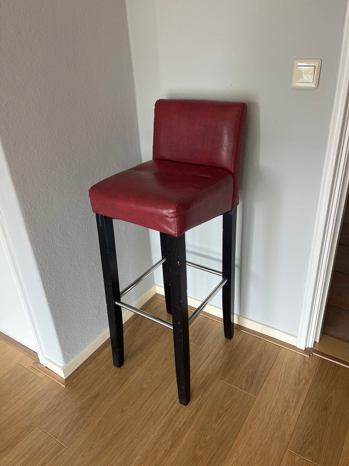 Rode barkruk met rugleuning en voetsteun, Huis en Inrichting, Barkrukken, Ophalen, Gebruikt, Met voetsteun, Leer