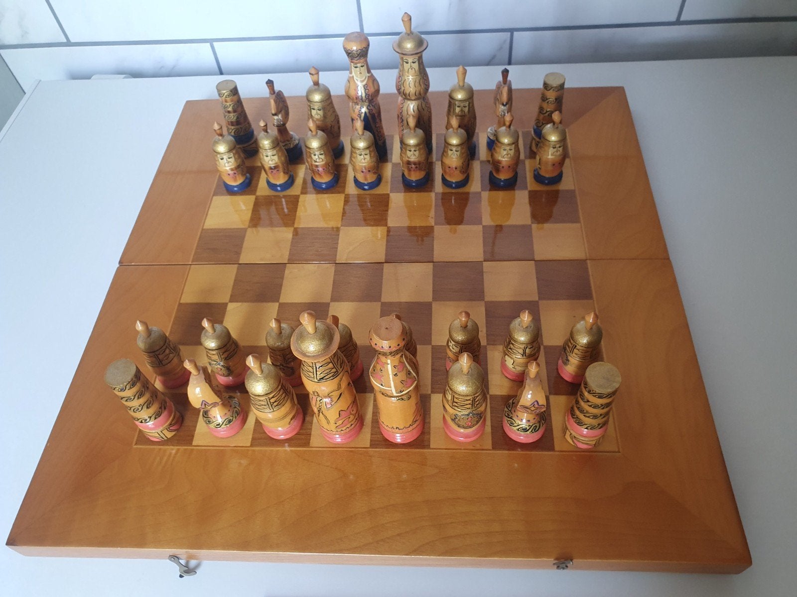 Schaakspel met handbeschilderde stukken., Een of twee spelers, Ophalen of Verzenden, Nieuw