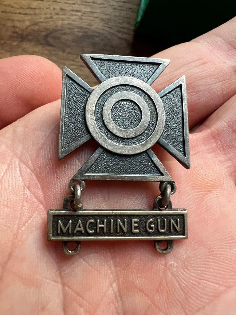 WO2 Amerikaans Marksman badge machine gun STERLING AeCo, Amerika, Verzenden, Embleem of Badge
