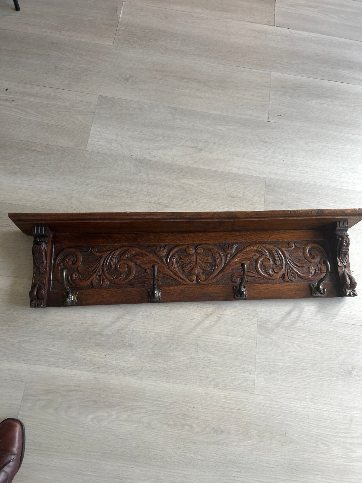 Antieke houten kapstok met sierlijk houtsnijwerk, Wandkapstok, Gebruikt, 100 tot 150 cm, Ophalen of Verzenden
