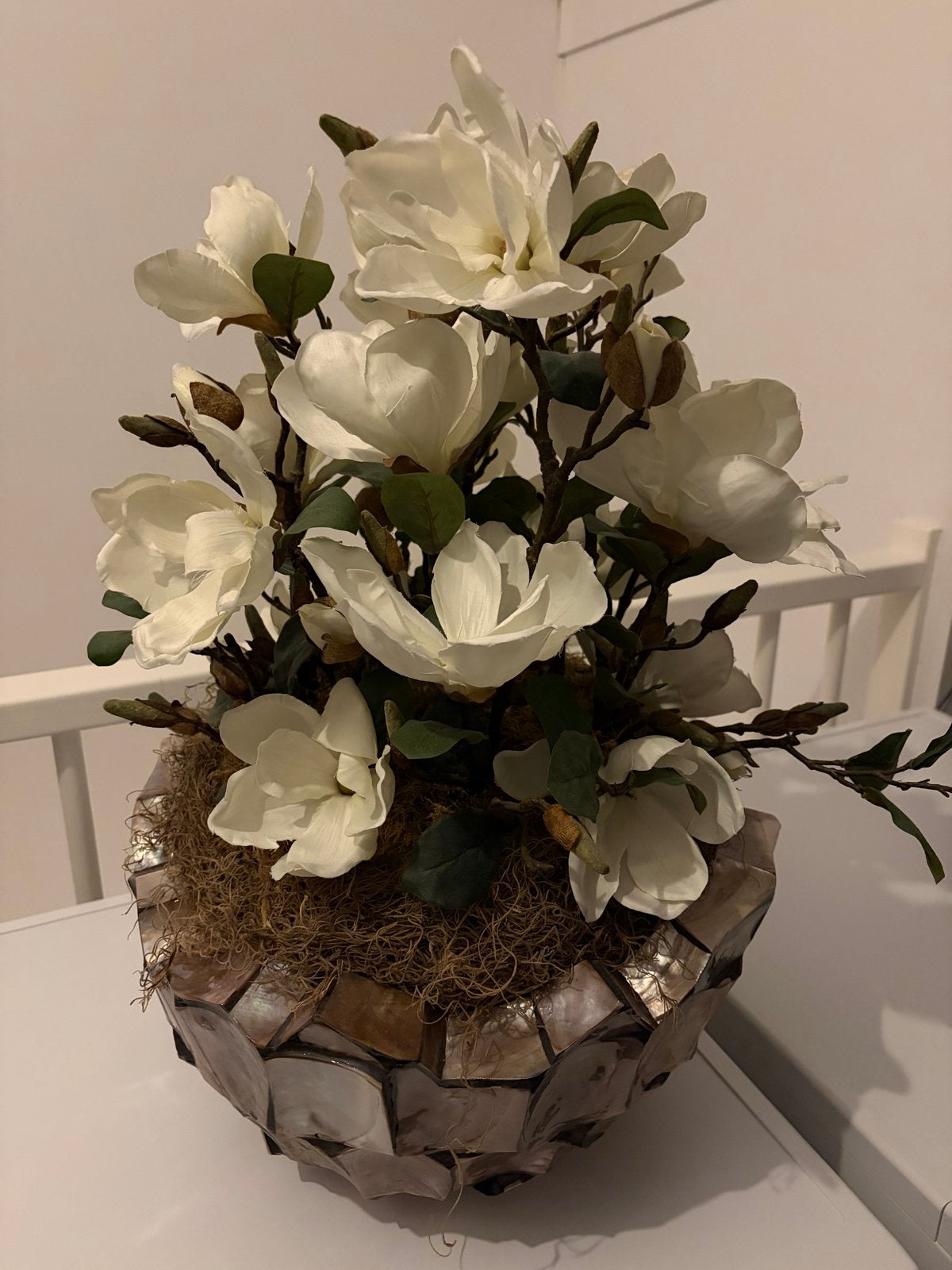 Originele schelpenvaas met zijdebloemen, Huis en Inrichting, Woonaccessoires | Vazen, Ophalen, Meerkleurig, Natuurlijk materiaal