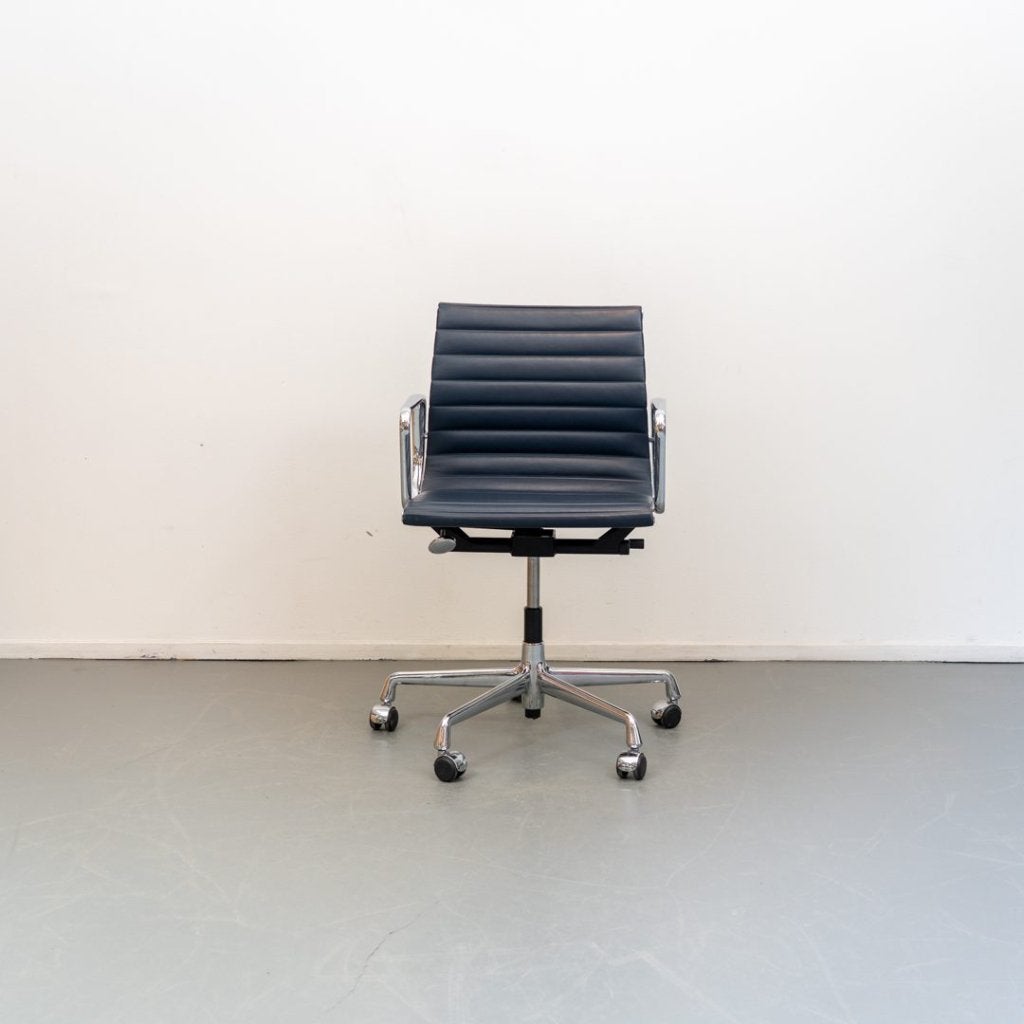 Vitra Eames EA 117 Bureaustoel Blauw Leer - Chroom, Niet ingevuld, Zo goed als nieuw, Niet ingevuld, Niet ingevuld
