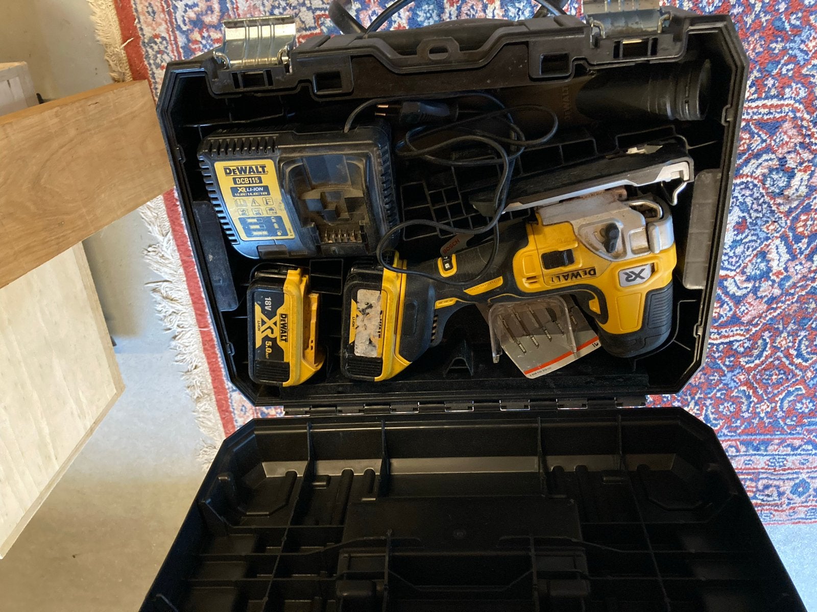 Dewalt 18V 5.0Ah Accu Decoupeerzaag DC335P2 met lader, Ophalen of Verzenden, Zo goed als nieuw, Decoupeerzaag