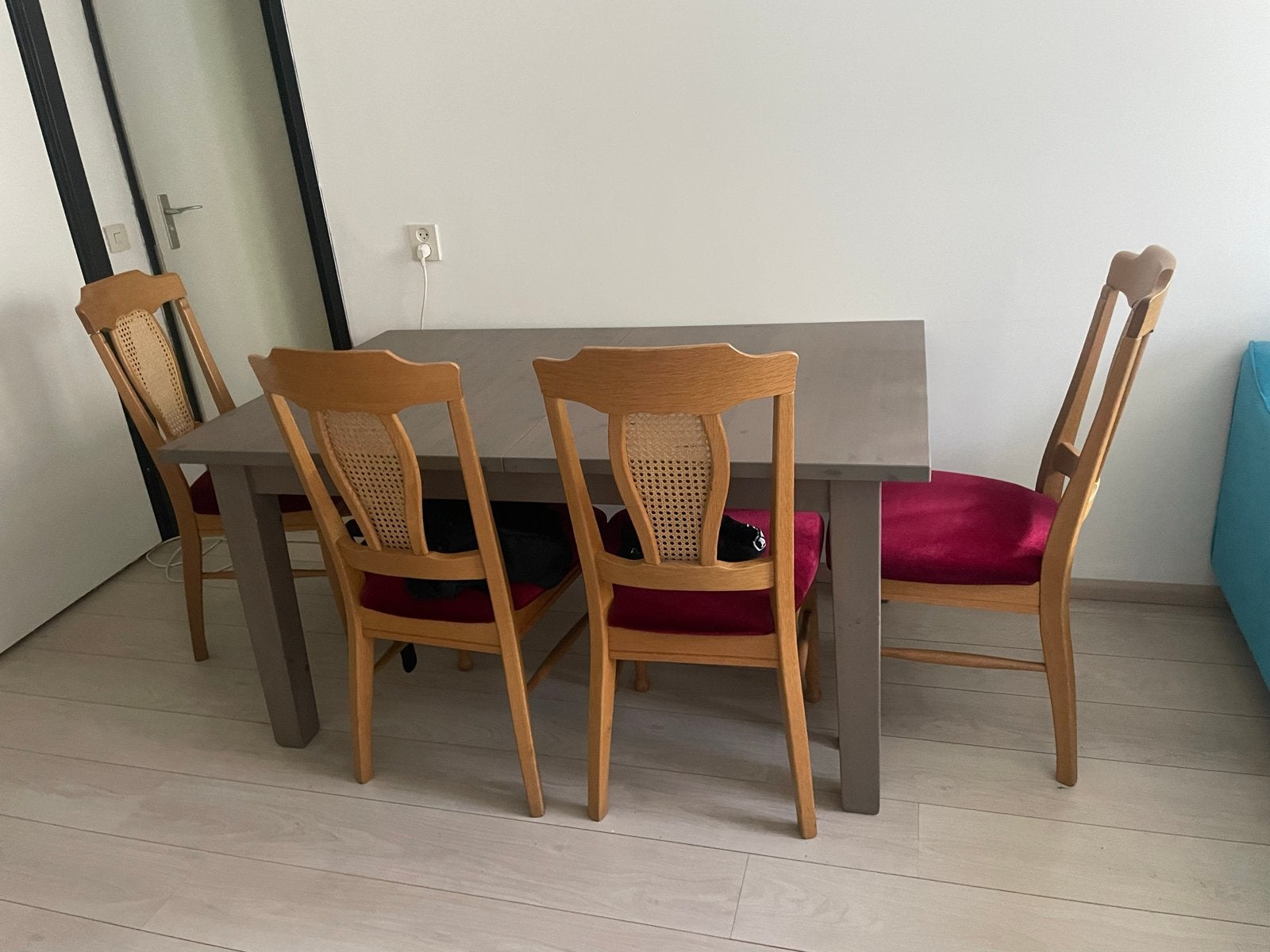 Eettafel met 4 stoelen - Grijs/Hout met rode zitting, Gebruikt, 100 tot 150 cm, Vier personen, Rechthoekig