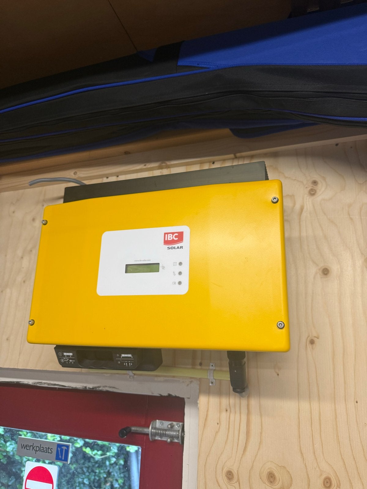 IBC Solar omvormer met zonnepanelen en montagemateriaal, Doe-het-zelf en Verbouw, Zonnepanelen en Toebehoren, Ophalen, Gebruikt