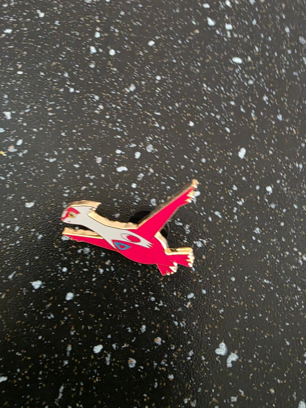 Latias Pokémon Pin - Zeldzaam verzamelobject, Verzamelen, Speldjes, Pins en Buttons, Ophalen of Verzenden, Zo goed als nieuw, Figuurtje
