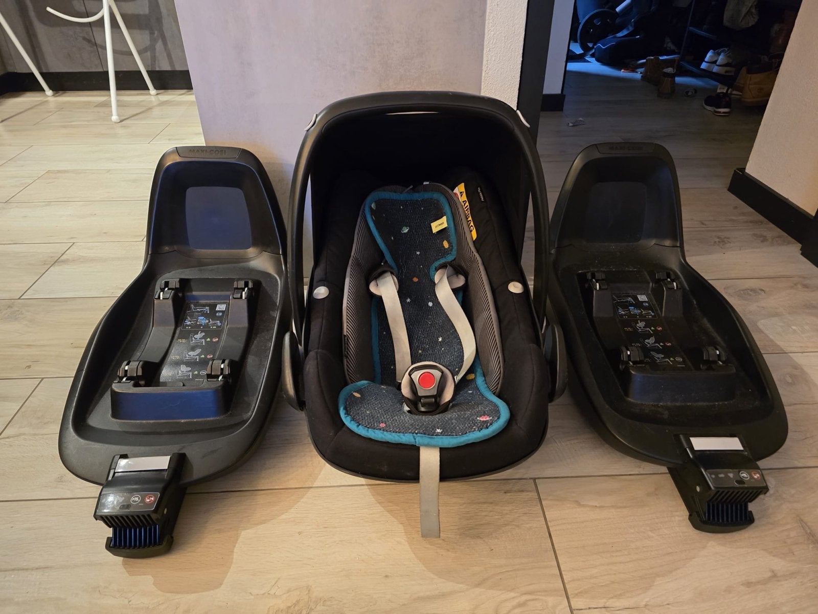 Maxi-Cosi Pebble met 2 Easybase met voetenzak en koelmatje, Kinderen en Baby's, Autostoeltjes, Ophalen, Autogordel of Isofix, Gebruikt