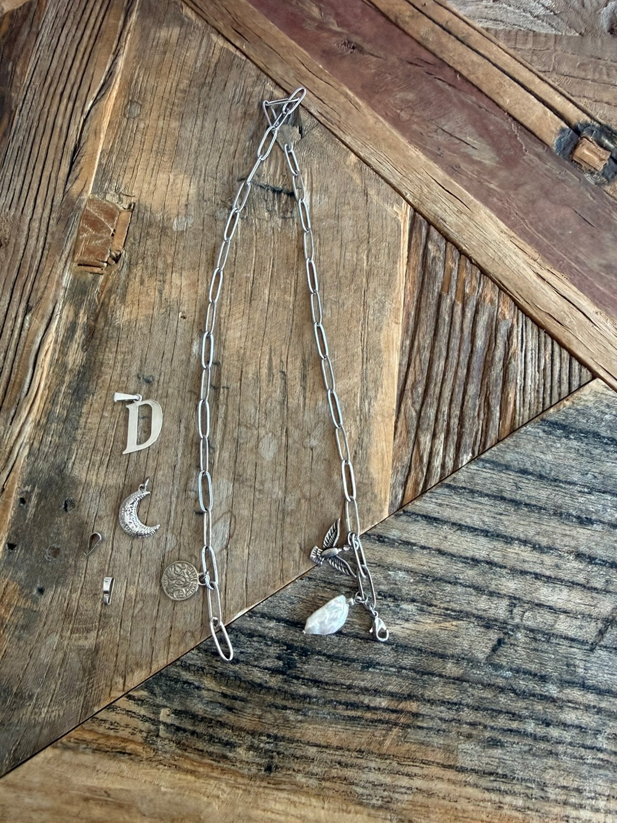 Zilver kleurige ketting met bedels, Sieraden, Tassen en Uiterlijk, Ophalen of Verzenden, Zo goed als nieuw, Zilver, Overige materialen