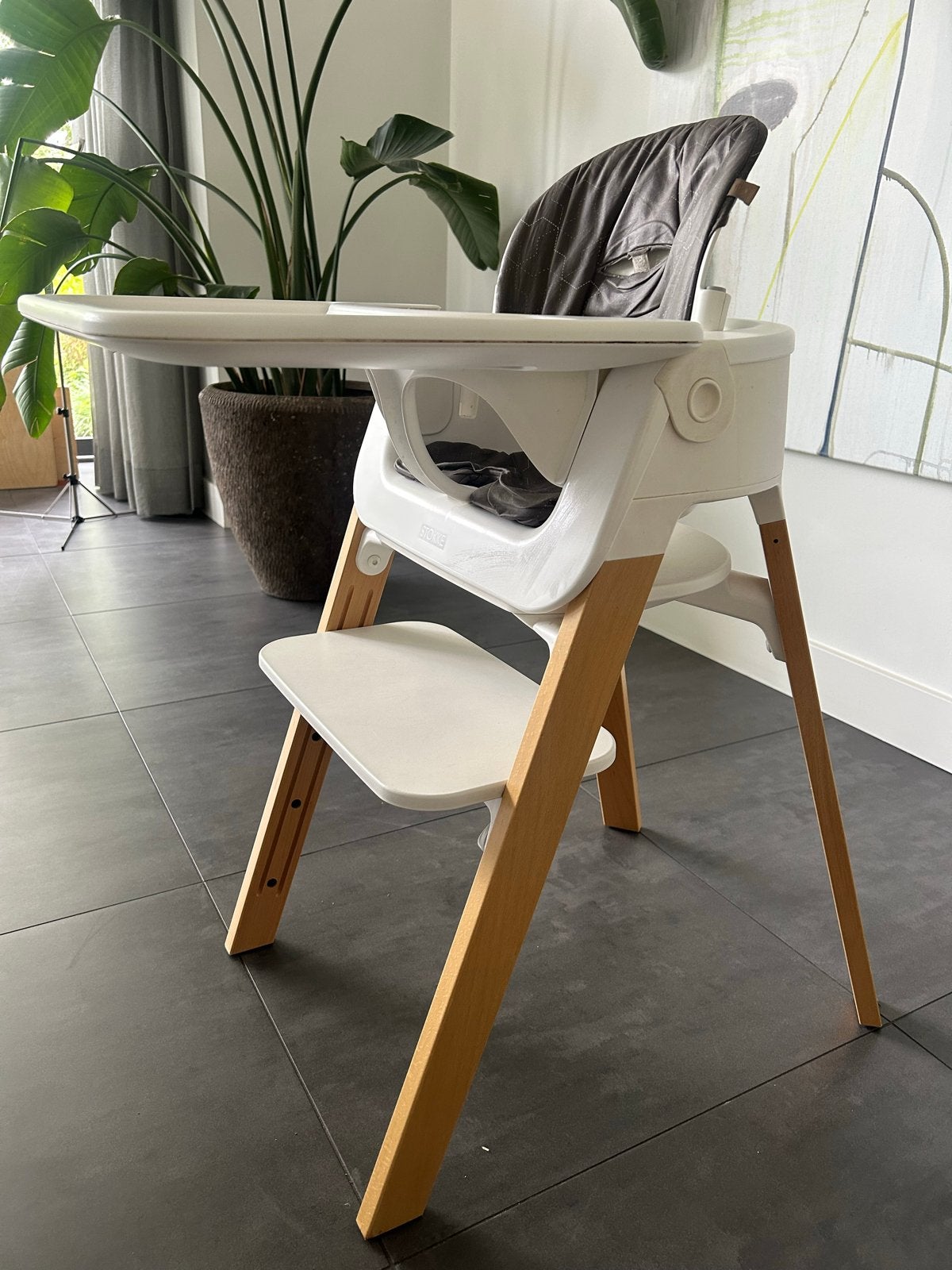 Stokke Steps kinderstoel  wit in zeer goede staat, Ophalen, Zo goed als nieuw, Meegroeistoel, Aanschuifbaar
