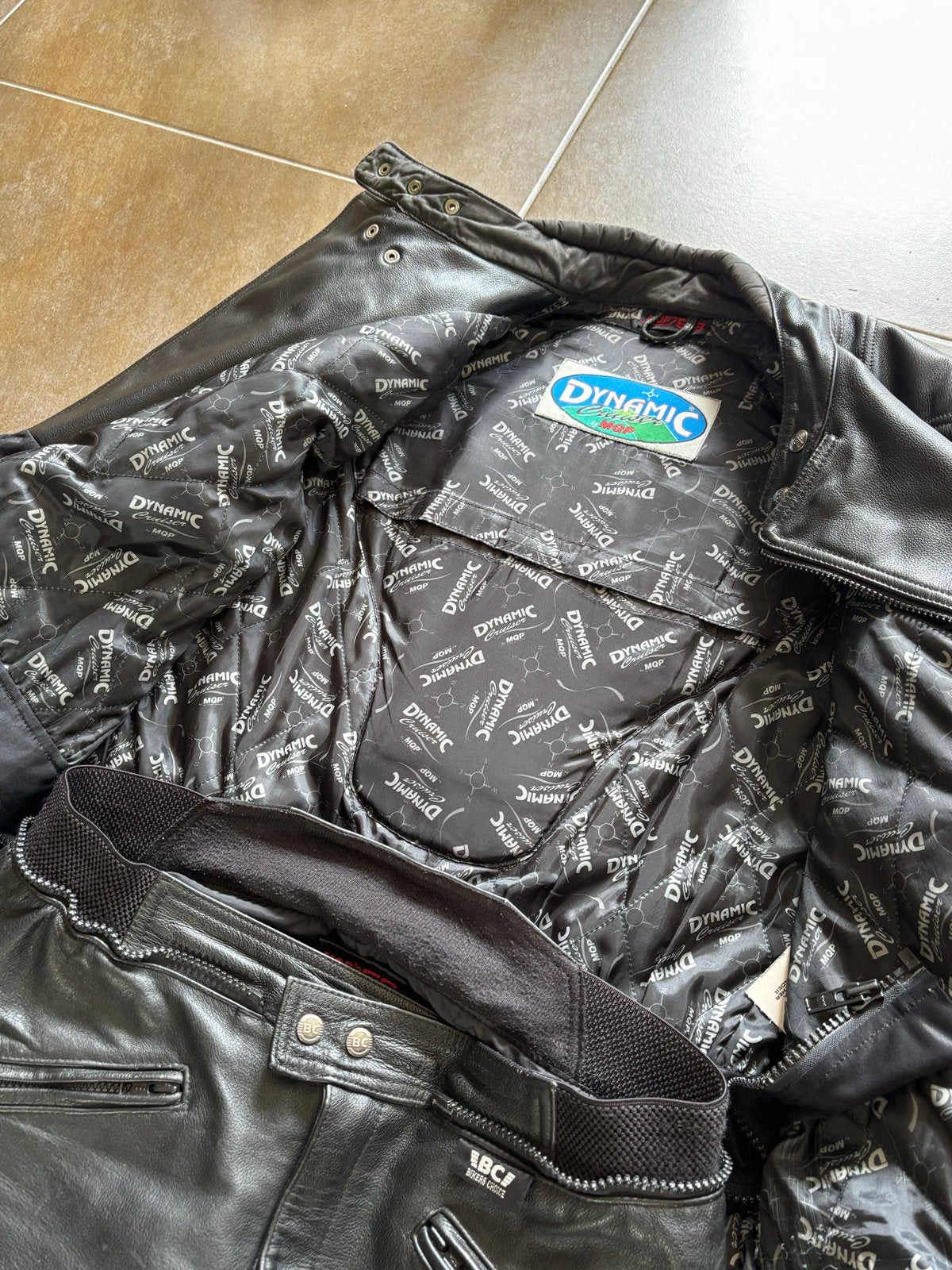 Leren motorpak Dynamic Cruiser by MQP (jas en broek), Motoren, Kleding | Motorkleding, Ophalen, Tweedehands, Heren, Combipak