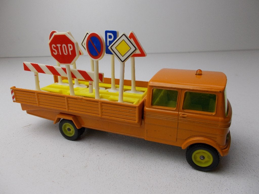 1972 SIKU V335/V336 MERCEDES LP 608 STRABENDIENST WAGEN., Hobby en Vrije tijd, Modelauto's | 1:50, Ophalen of Verzenden, Zo goed als nieuw