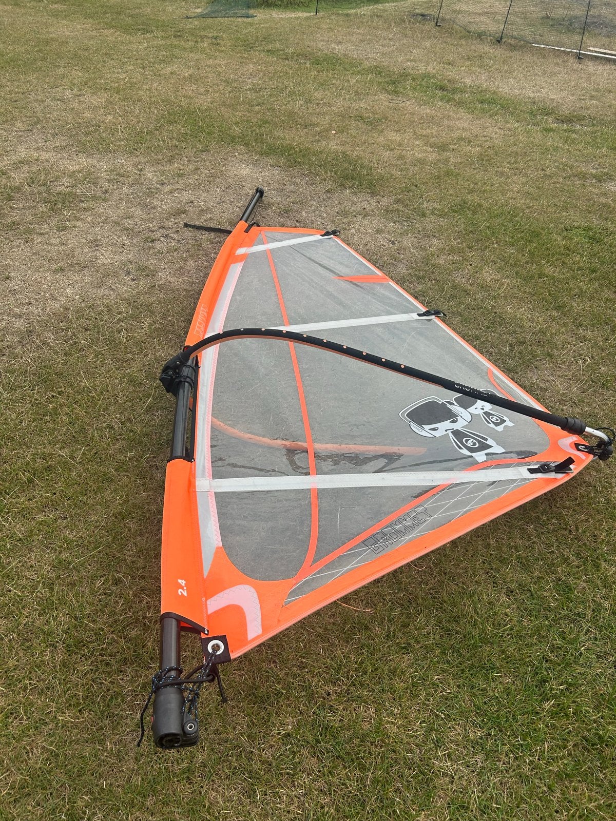 Windgear Grommet 2.4m2 kindertuigage windsurfen, Gebruikt, Met giek, Minder dan 3.5 m², Complete set