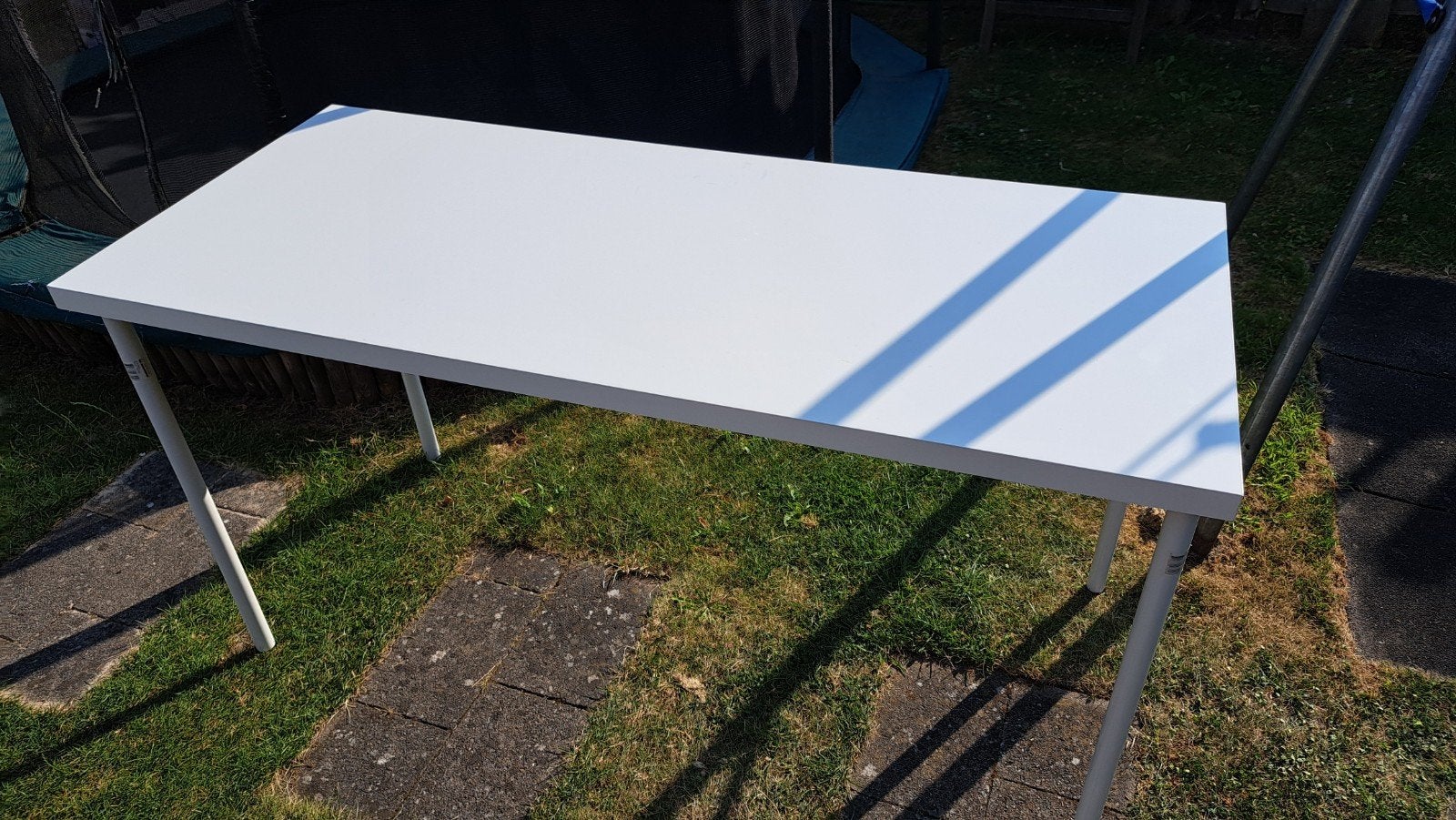 Wit bureau 140x60 cm - Tegen elk aannemelijk bod, Huis en Inrichting, Bureaus, Gebruikt, Schoolbureau, IKEA, Modern, Hout, Wit