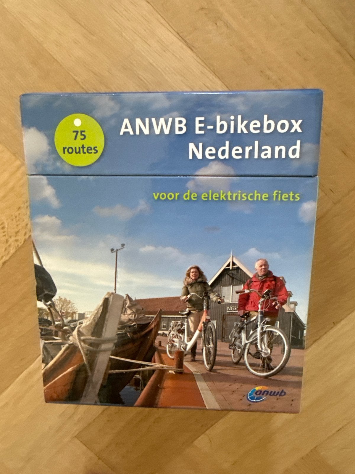 ANWB E-bikebox Nederland - 75 routes voor elektrische fiets, Gelezen, Fiets- of Wandelgids, Ophalen of Verzenden, ANWB