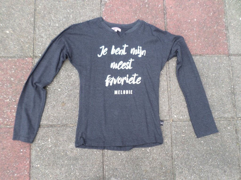 zwart shirt met opschrift maat 176, Kinderen en Baby's, Kinderkleding | Maat 176, Meisje, Saar en Suus, Ophalen of Verzenden, Zo goed als nieuw