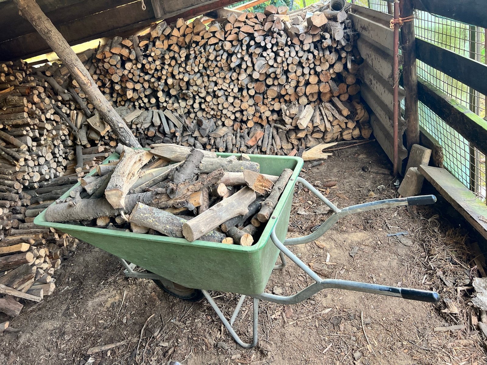 Gekliefde houtblokken voor brandhout., Tuin en Terras, 6 m³ of meer, Ophalen, Overige houtsoorten, Blokken