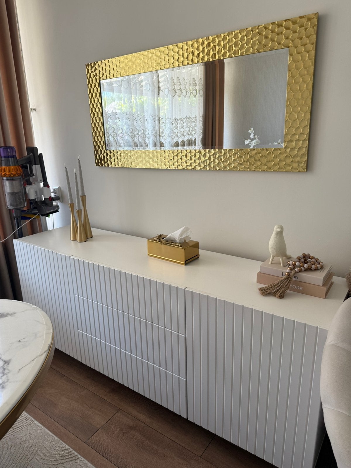 Dressoier witte met spiegel gouden, Huis en Inrichting, Woonaccessoires | Spiegels, Ophalen of Verzenden, Zo goed als nieuw, Rechthoekig