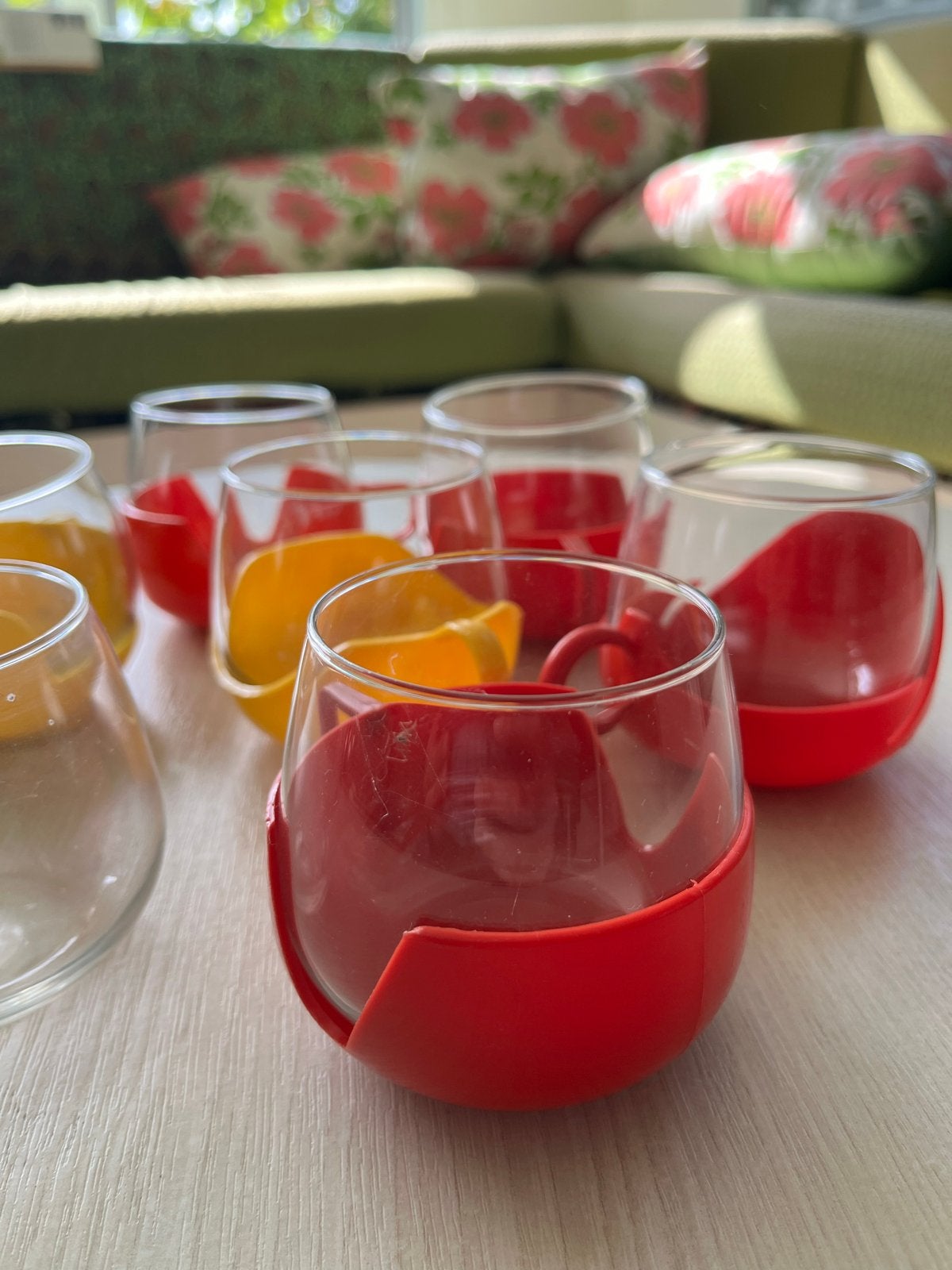 Set van 7 vintage retro glazen met gekleurde houders, Ophalen, Zo goed als nieuw, Meerkleurig, Overige merken