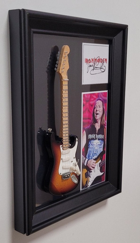 Dave Murray Iron Maiden miniatuur gitaar op lijst wanddeco, Info@deconoord.nl, Deco Noord, Nieuw, Ophalen of Verzenden