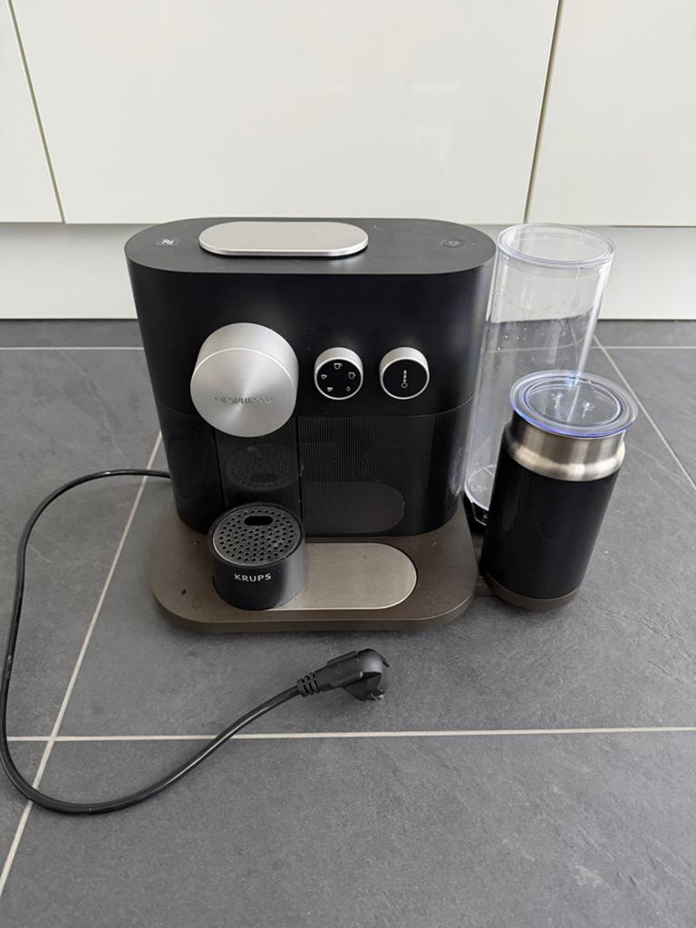 Krups Nespresso XN601 met melkopschuimer - Nakijken nodig, Koffiepads en cups, Gebruikt, Espresso apparaat, Ophalen