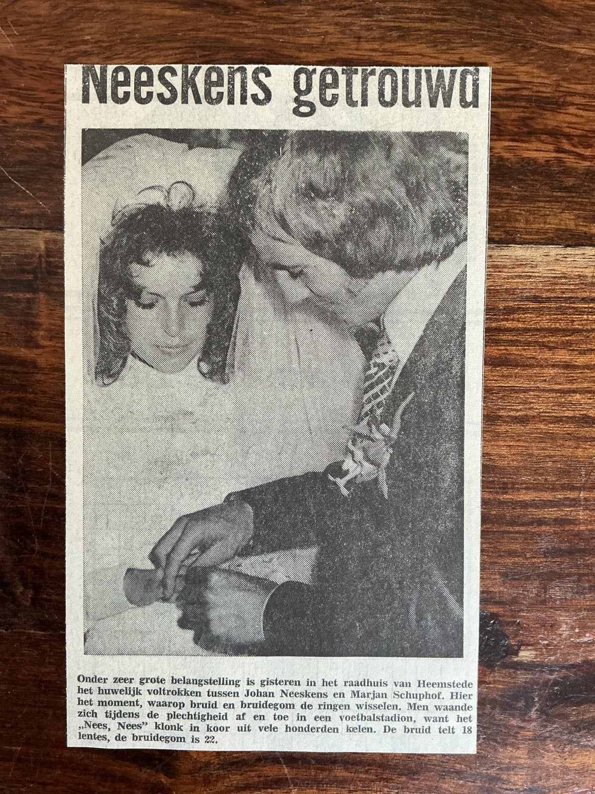 Voetbal krantenartikel Neeskens getrouwd Ajax Barcelona 1974, Ophalen of Verzenden, Knipsel(s)