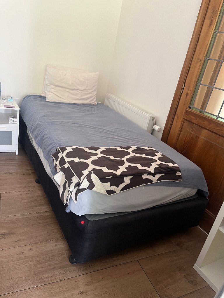 King single bed - mattress and base, Ophalen, Gebruikt, Eenpersoons, Wit