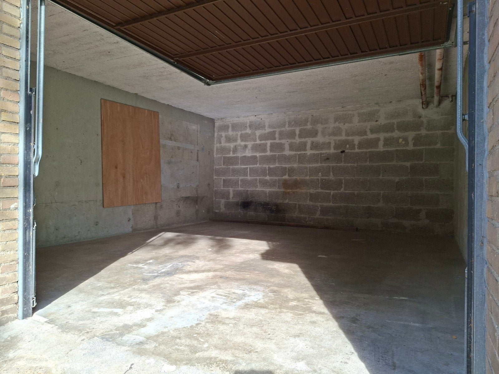 TE HUUR GARAGEBOX ROTTERDAM - IJSSELMONDE