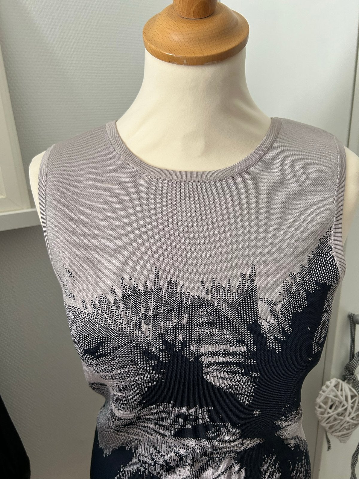 Karen Millen jurk maat 38 met print zijdeachtig grijs, Maat 38/40 (M), Ophalen of Verzenden, Zo goed als nieuw, Knielengte
