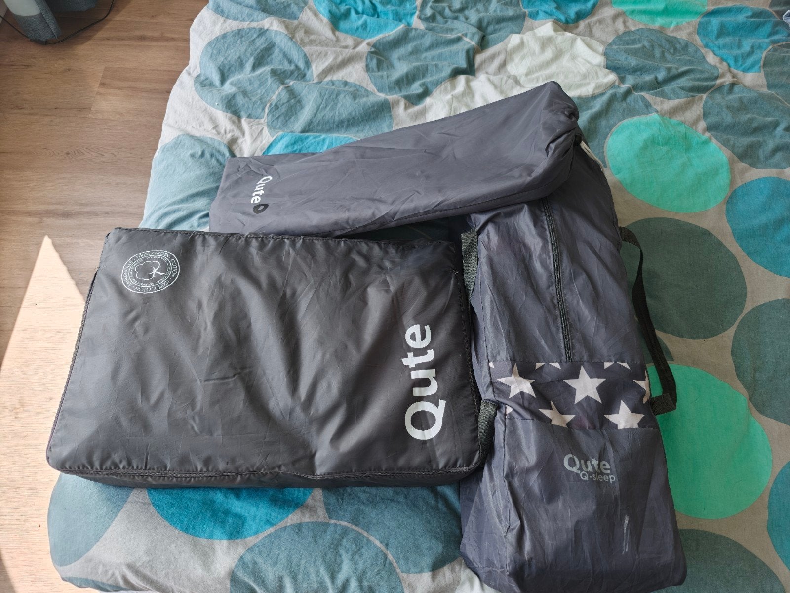 Qute campingbedje lichtgrijs met sterren, incl. matras, Ophalen, Eenpersoons, Grijs