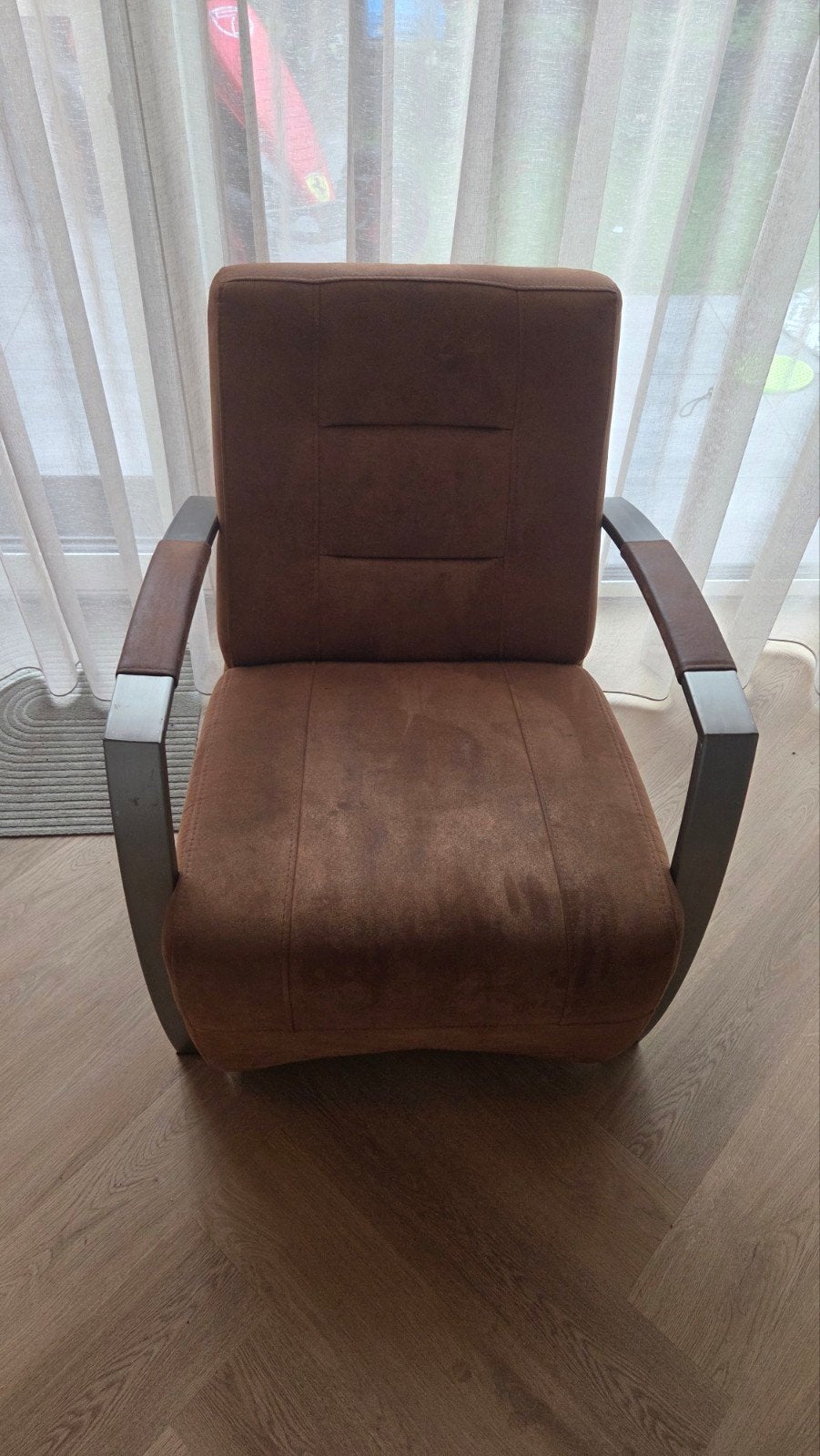 Comfortabele bruine fauteuil met metalen armleuningen, Huis en Inrichting, Ophalen, Gebruikt, Twee, Bruin