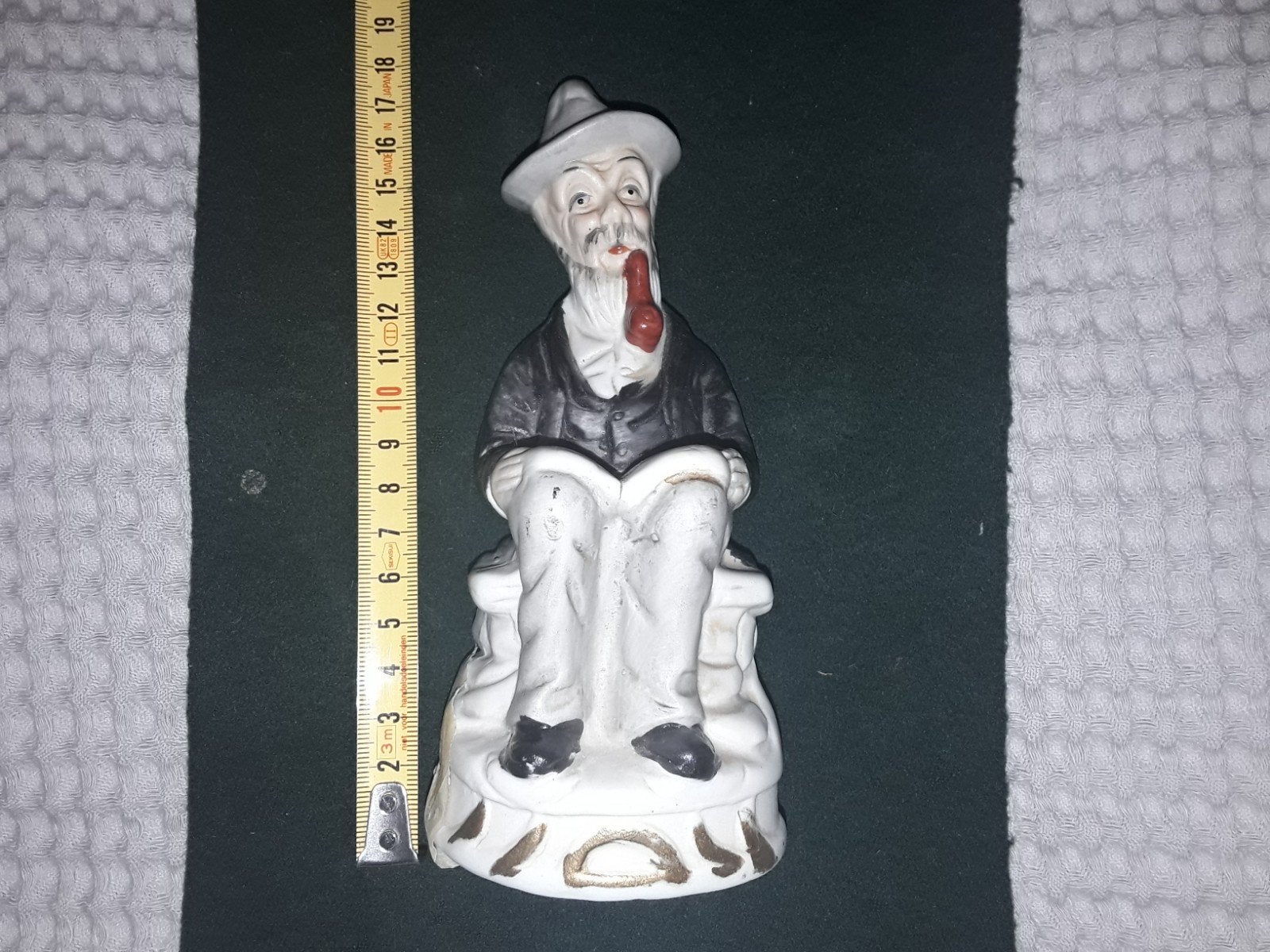 Vintage beeldje lezende man met pijp, ca. 18 cm hoog, Antiek en Kunst, Antiek | Keramiek en Aardewerk, Ophalen of Verzenden