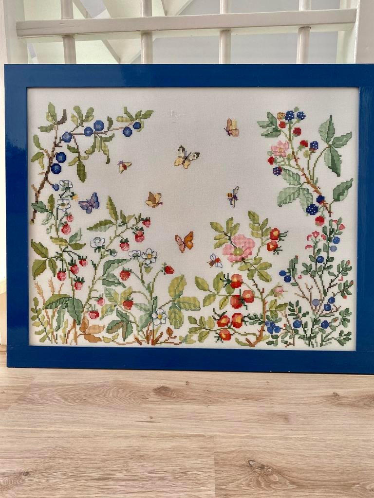 Groot geborduurde lijst met -veldbloemen 76 x 59 cm vintage, Hobby en Vrije tijd, Borduren en Borduurmachines, Ophalen of Verzenden