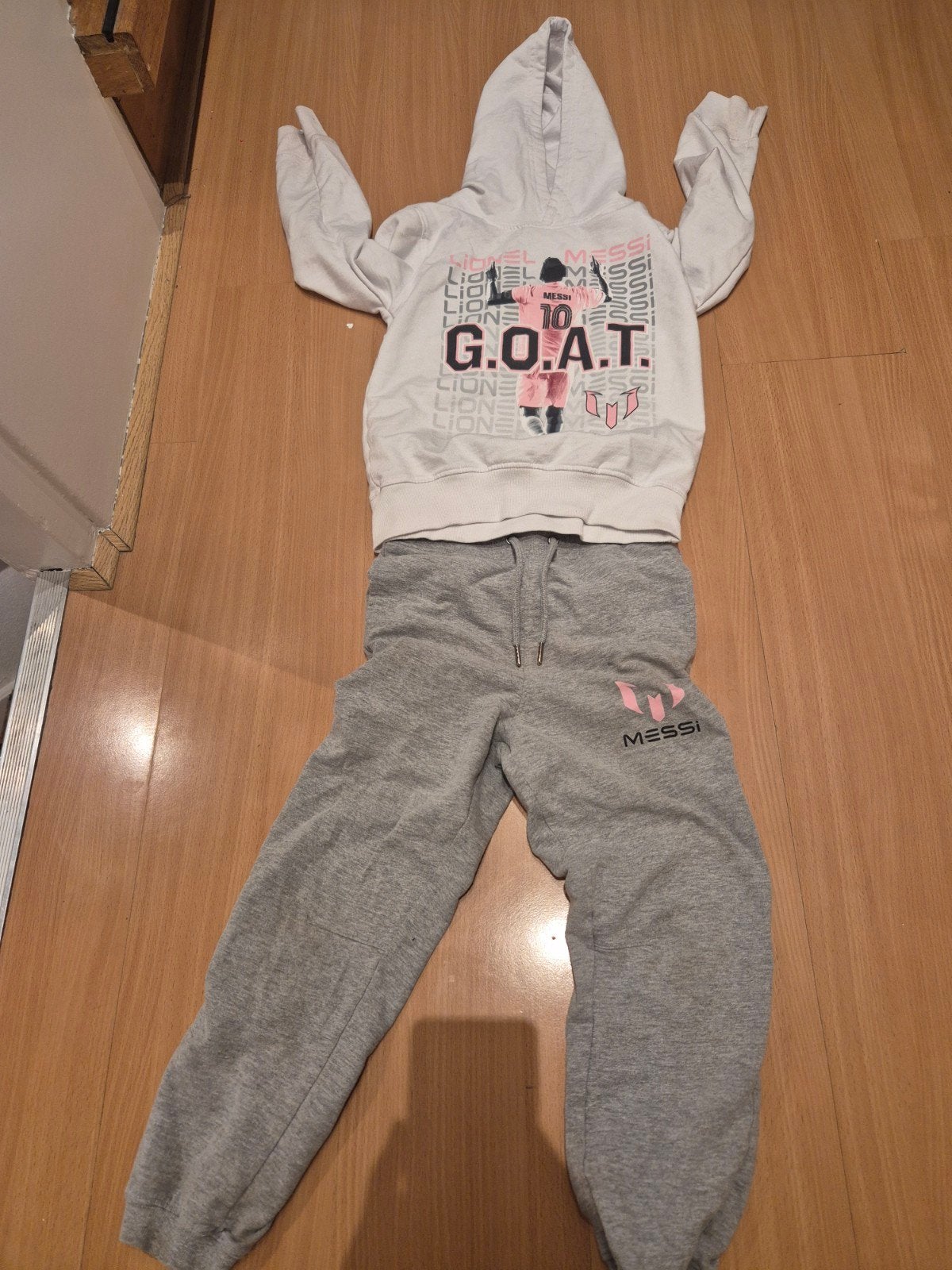 Gratis: Lionel Messi G.O.A.T. joggingpak (Maat 134), Gebruikt, Messi, Ophalen of Verzenden, Setje