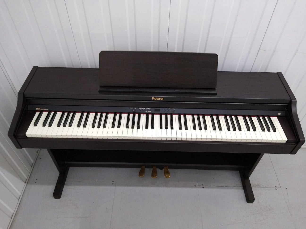 Moet vandaag weg vaste prijs Roland RP301 digitale piano, Ophalen of Verzenden, Zo goed als nieuw, Bruin, Digitaal