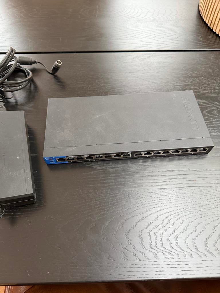 Linksys LGS116pv2 16-poorts Gigabit PoE+ Switch, Computers en Software, Netwerk switches, Ophalen of Verzenden, Zo goed als nieuw