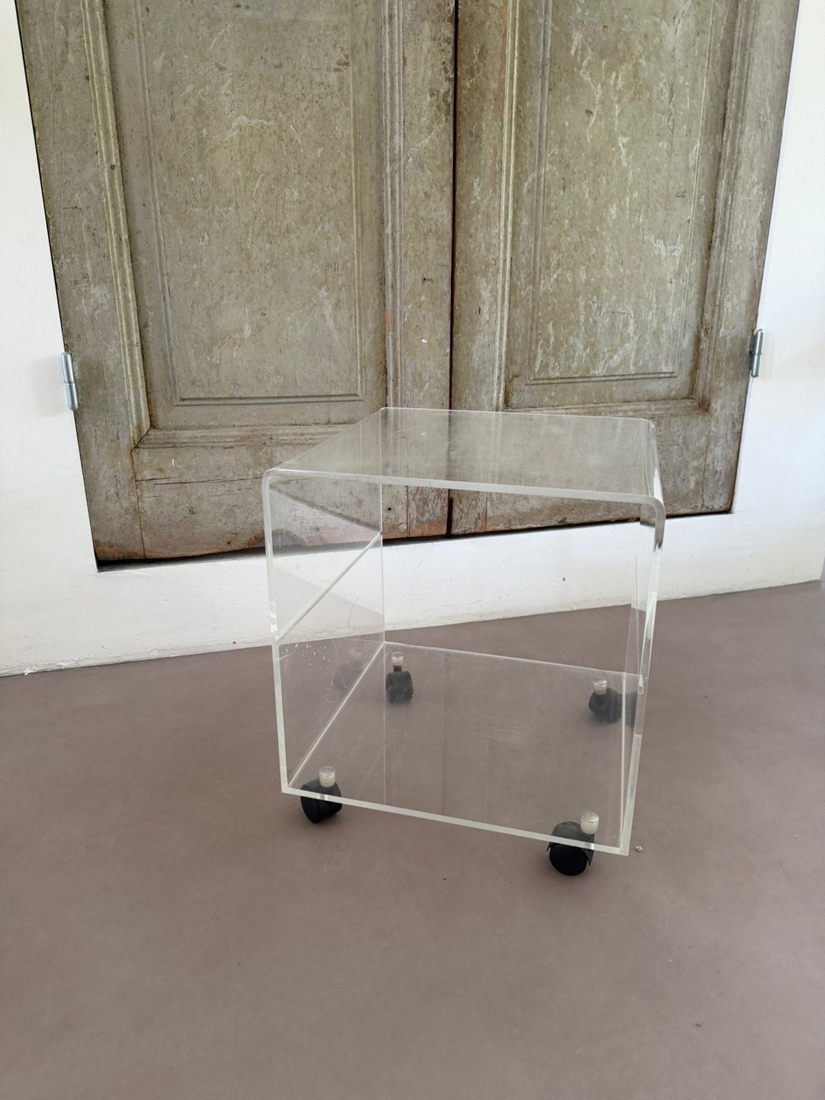Vintage plexiglas bijzettafel op wieltjes – space age, Huis en Inrichting, Tafels | Bijzettafels, Ophalen, Rond, Zo goed als nieuw
