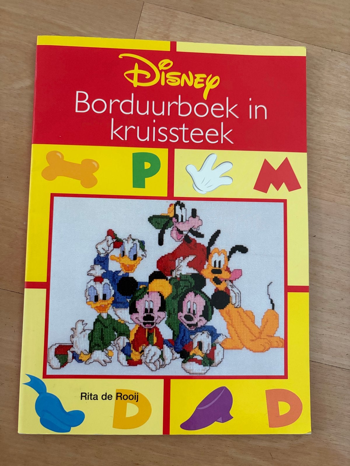 Disney Borduurboek in kruissteek - Mickey Mouse & vrienden, Hobby en Vrije tijd, Ophalen of Verzenden, Gebruikt, Handborduren